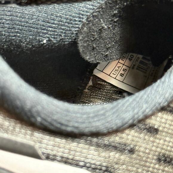 Athletic_Shoes